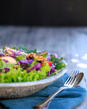 Salat med kål og æbler